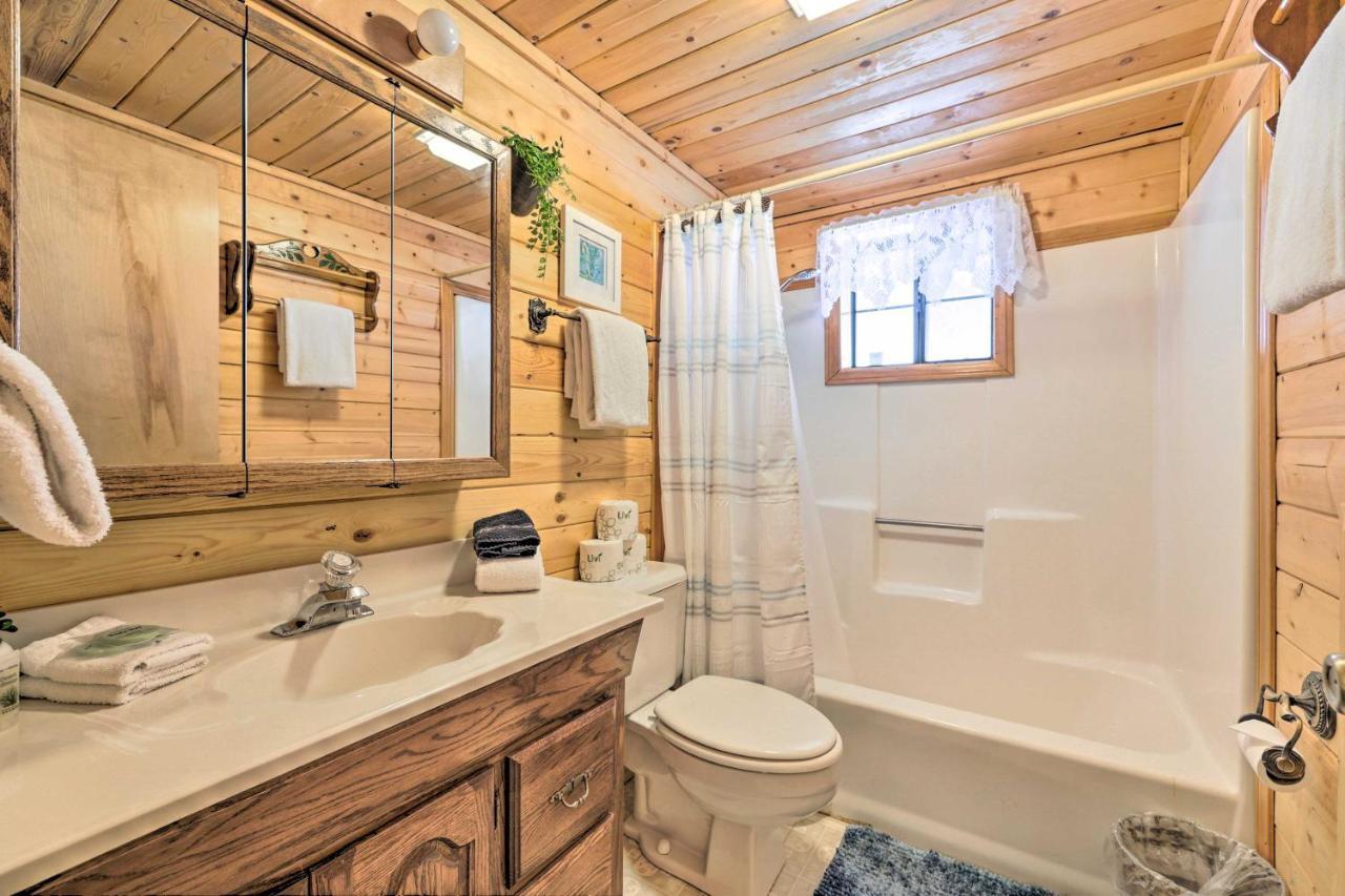 Rustic Duck Creek Village Cabin With Fire Pit! Eksteriør bilde